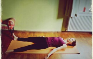 5 ejercicios de yoga relajante para una buena noche de sueño-Savasana-Corpse-Pose