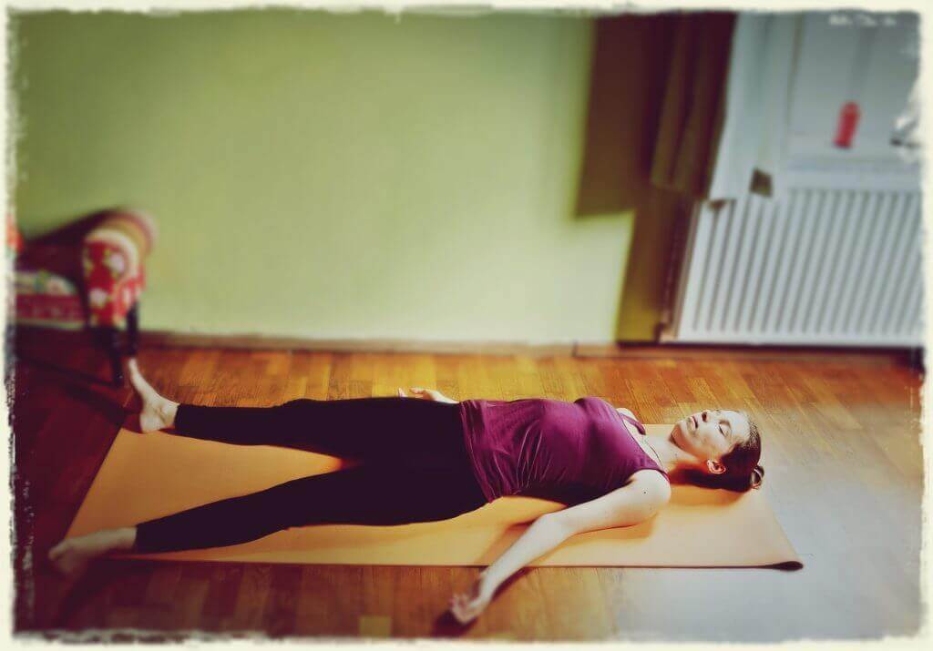 5 ejercicios de yoga relajante para una buena noche de sueño-Savasana-Corpse-Pose