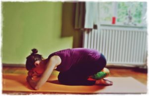 5 ejercicios de yoga relajante para una buena noche de sueño-Shashankasana-Child-Pose
